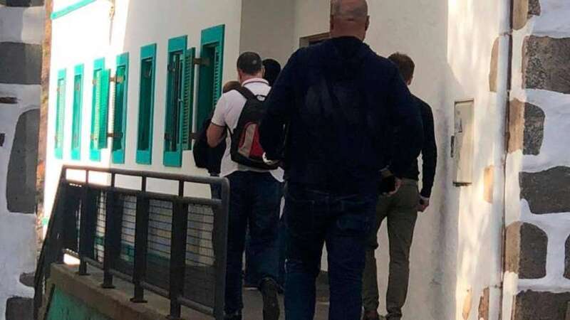 Agentes de la Guardia Civil de paisano entrando esta mañana en las oficinas municipales (Foto Borja Suárez/C7)